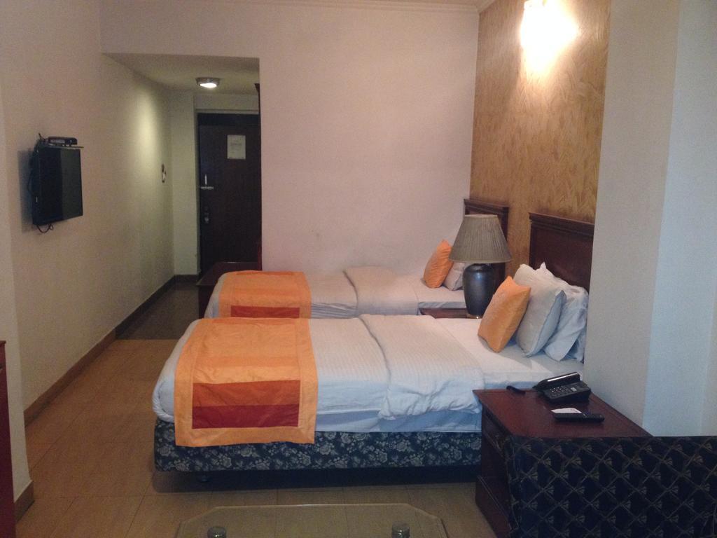 Hotel Mohan Lucknow Room photo